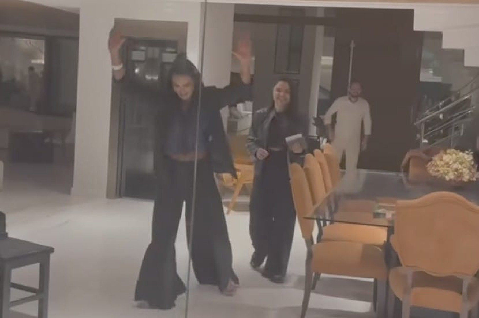 Nas redes sociais, é possível ver Gracyanne com dificuldade para andar