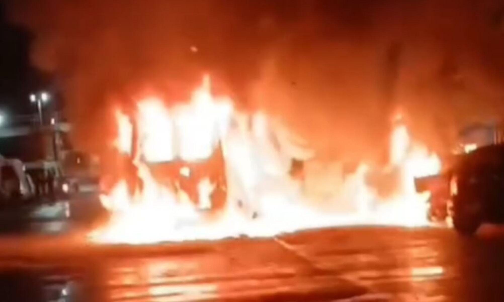 Van pega fogo com passageiros dentro e chamas destroem outros seis veículos na Maré - Tupi