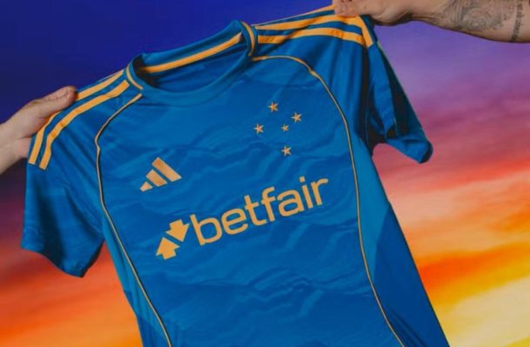 Com homenagem ao Rio São Francisco, Cruzeiro lança terceiro uniforme para temporada