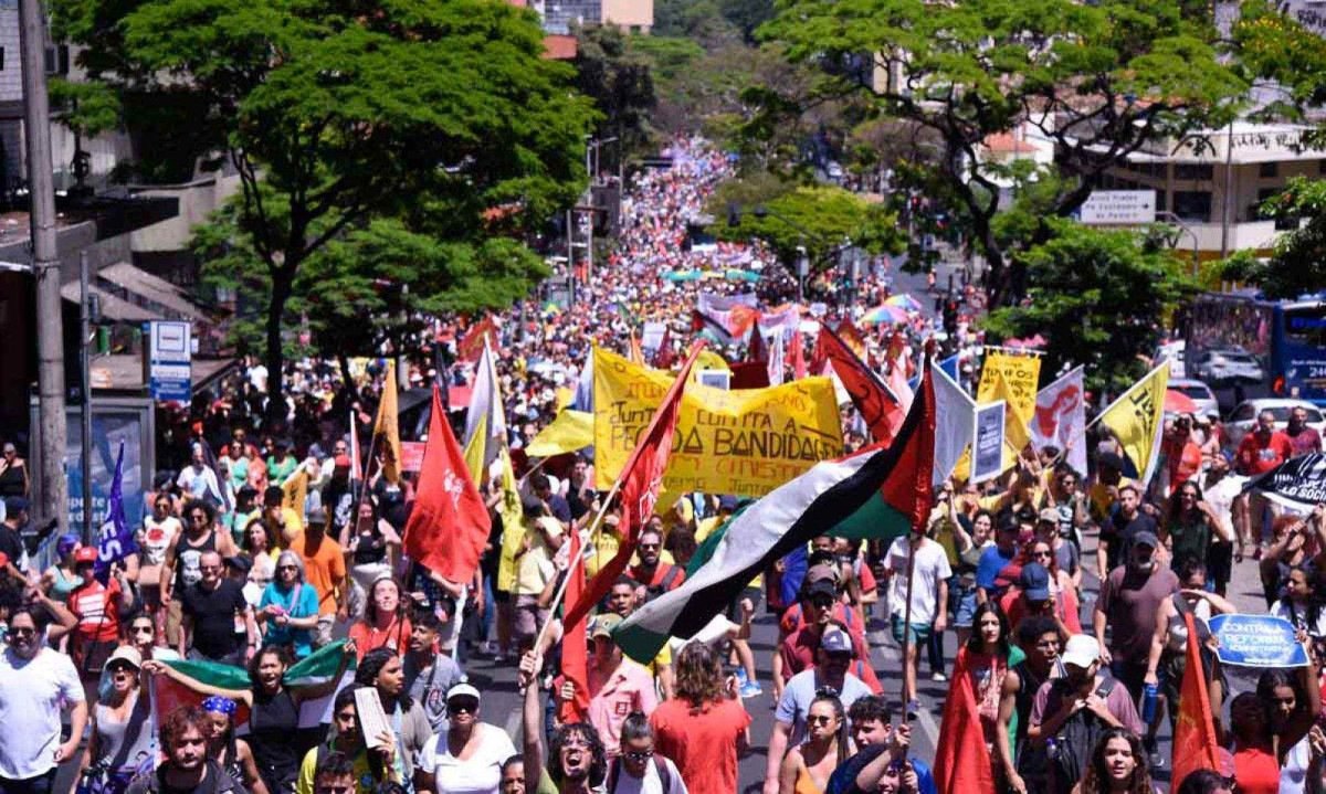 Carregando cartazes e faixas de protesto, manifestantes foram às ruas de Belo Horizonte contra a PEC da Blindagem e anistia
 -  (crédito: Gladyston Rodrigues/EM/D.A Press)