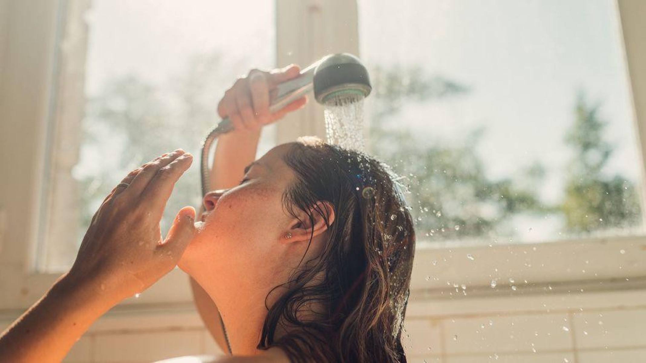 O aumento e a queda em seguida da temperatura corporal após um banho quente de chuveiro à noite pode ajudar algumas pessoas a adormecer com mais facilidade -  (crédito: Getty Images)