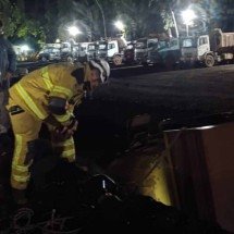 Bombeiros se arriscam em salvamento com carreta capotada na BR-040 - CBMMG/Divulga&ccedil;&atilde;o