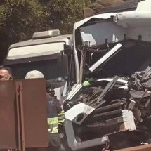 Acidente entre carretas mata motorista e interdita a BR-381 - Redes sociais