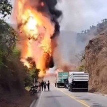 Vídeo: carreta com carga de gás tomba e botijões explodem na MGC-120, em MG - Reprodução