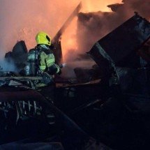 Incêndio escapa de lote e abala estrutura de casas em Santa Luzia - CBMMG