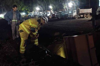 Bombeiros se arriscam em salvamento com carreta capotada na BR-040