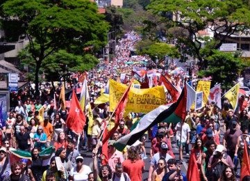 Carregando cartazes e faixas de protesto, manifestantes foram às ruas de Belo Horizonte contra a PEC da Blindagem e anistia
 -  (crédito: Gladyston Rodrigues/EM/D.A Press)