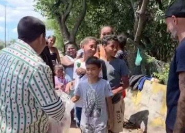 Zeca Pagodinho distribui doces no dia de Cosme e Damião -  (crédito: Reprodução/Instagram)
