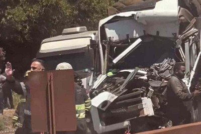 Acidente entre carretas mata motorista na BR-381 na tarde deste sábado (27/9), em São Joaquim de Bicas (MG), na Grande BH -  (crédito: Redes sociais)
