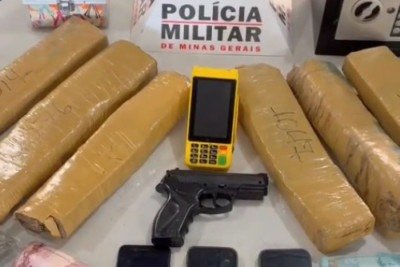 Barras de maconha, uma pistola e uma maquinha de cartão de crédito foram apreendidos na boca de fumo sofisticada -  (crédito: PMMG)