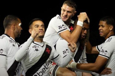 O Vasco confirmou o bom momento na temporada e venceu o Cruzeiro por 2 a 0, neste sábado (27), em São Januário, pela 25ª rodada do Brasileirão. Veja como o Jogada10 avaliou as atuações dos jogadores vascaínos! - Foto: Matheus Lima/Vasco -  (crédito: Matheus Lima/Vasco)