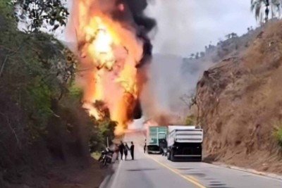 Explosões de botijões bloquearam a MGC-120, entre Santa Maria de Itabira e Ferros -  (crédito: Reprodução)