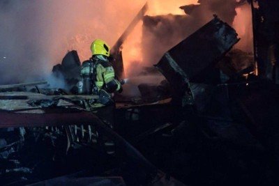 Bombeiros combatem incêndio entre o entulho de lote vago em Santa Luzia. Casas vizinhas ficaram abaladas -  (crédito: CBMMG)