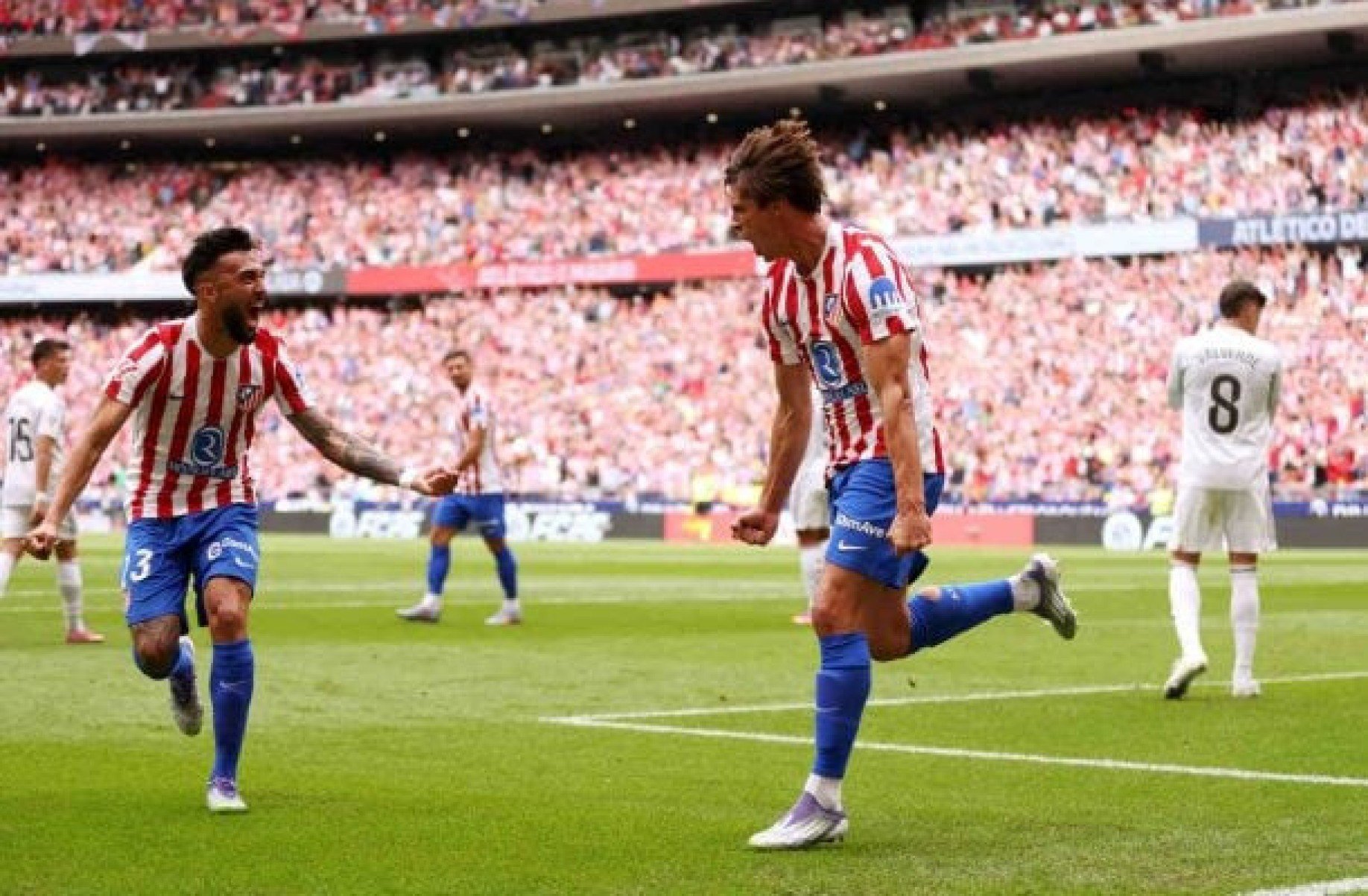 Atlético de Madrid goleia e tira 100% do Real em jogo de duas viradas