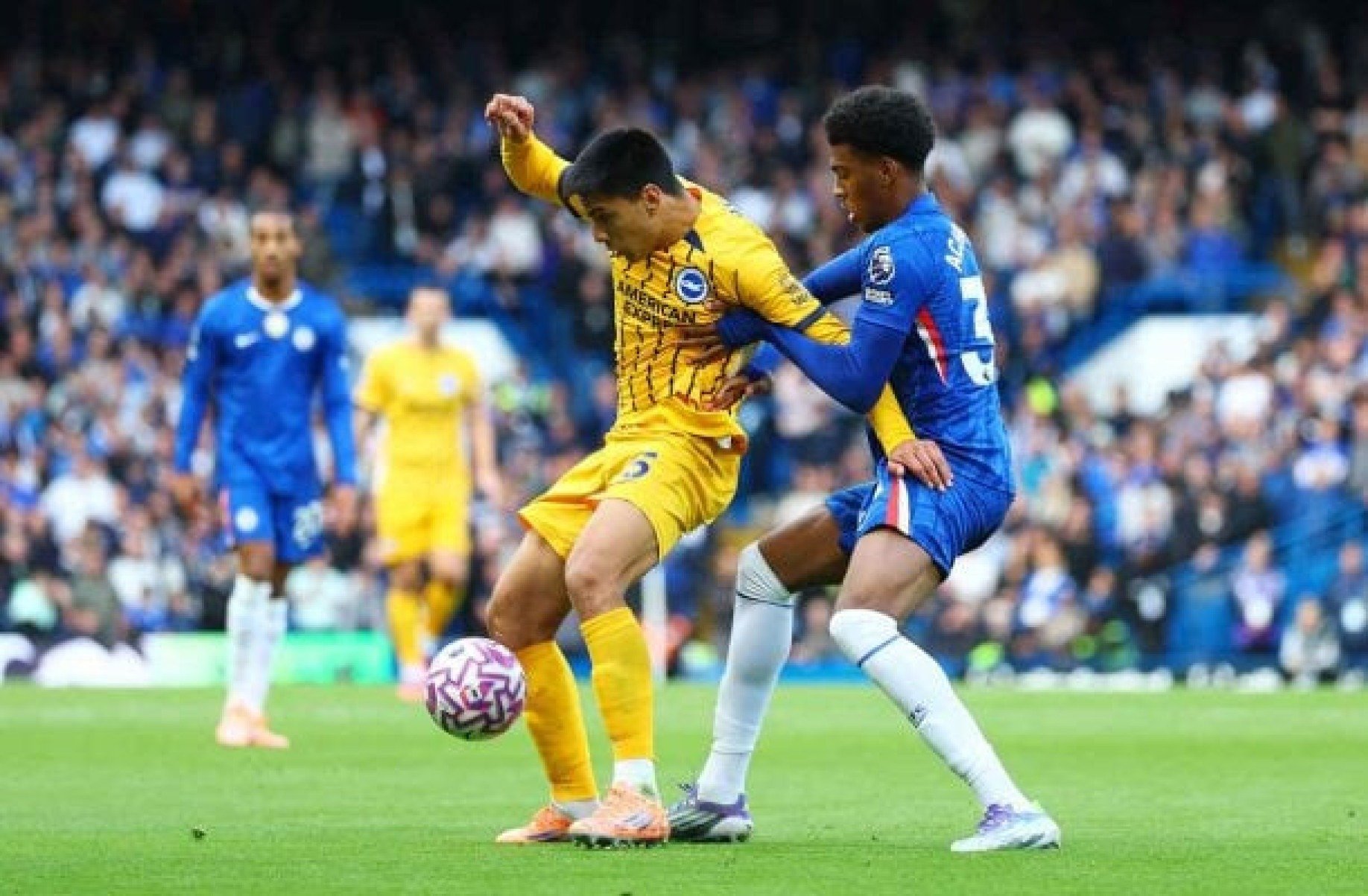 Chelsea sofre virada após expulsão e perde para o Brighton em Londres