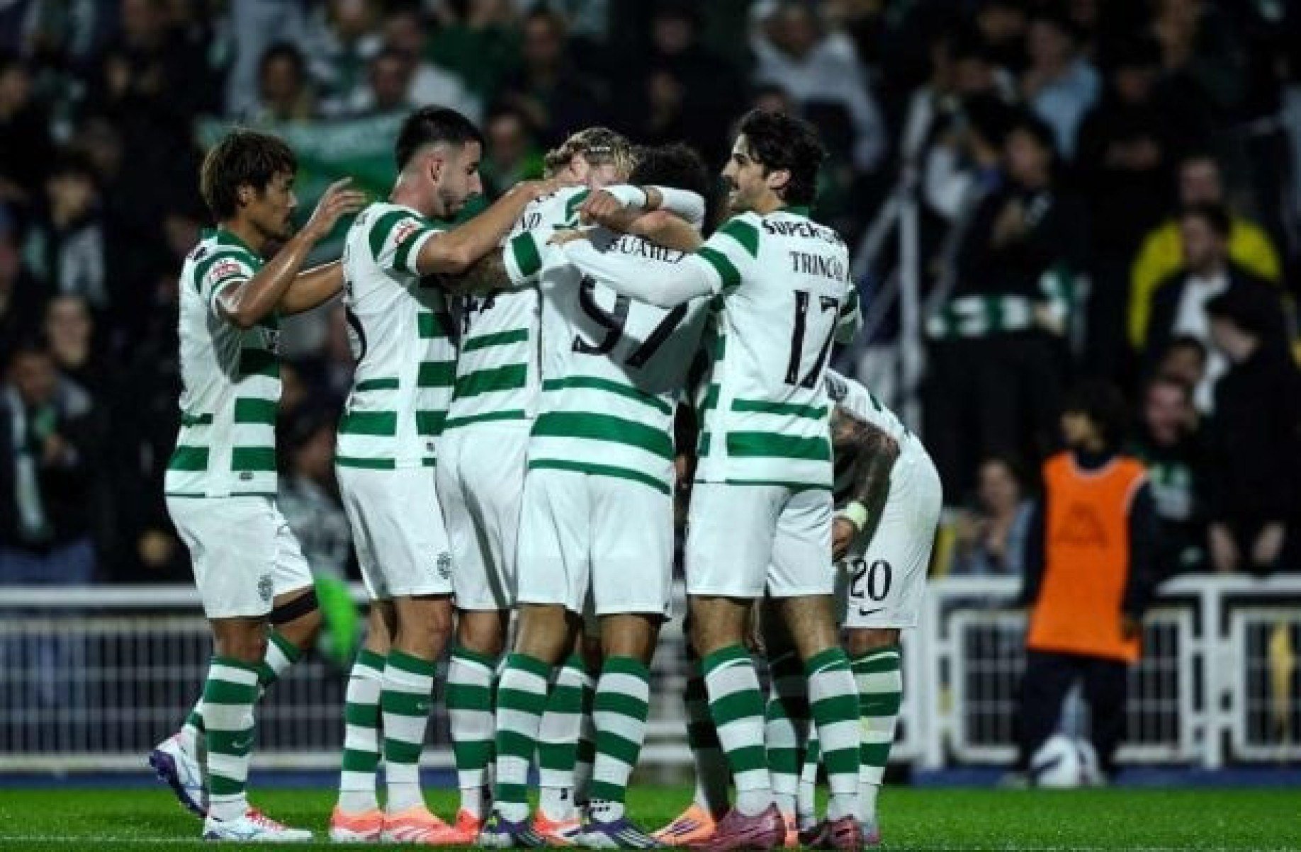 Pelo Português, Sporting vence fora de casa e cola no líder Porto