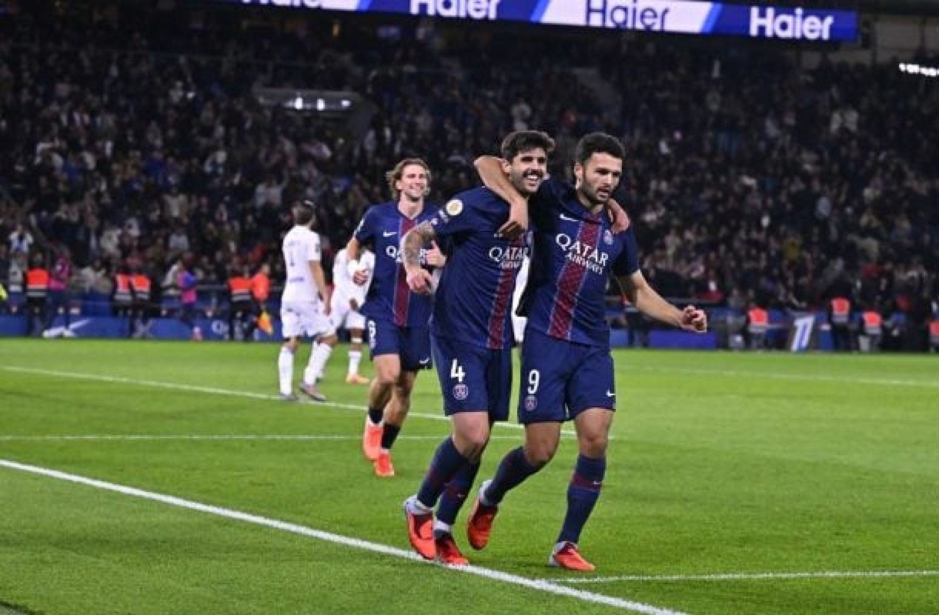 Beraldo marca, PSG vence Auxerre e segue líder do Francês