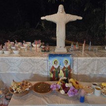 Na maioria dos terreiros de Umbanda, a presença do Cristo Redentor se encontra no centro do congá (altar) -  (crédito: Carlos Altman/EM)