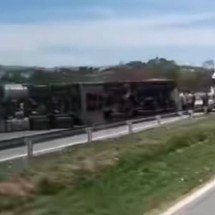 Carreta tomba no Sul de Minas e interdita a BR-381 - Redes sociais
