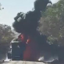 Ônibus com time de futebol pega fogo em rodovia de Minas - Redes sociais