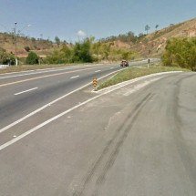 Homem mata mulher espancada e afirma que ela estava grávida de gêmeos em MG - Google Street View/Reprodução