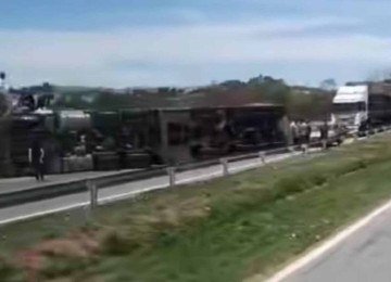 Carreta tomba na BR-381, no Sul de Minas, na manhã deste domingo (28/9) e causa congestionamento -  (crédito: Redes sociais)