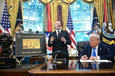  US Commerce Secretary Howard Lutnick (L) speaks as President Donald Trump looks on in the Oval Office of the White House in Washington, DC on September 19, 2025. US President Donald Trump on Friday signed an executive order creating a 'gold card' residency progam for a fee of $1 million for individuals and $2 million for sponsorships by corporations. 'I think it's going to be tremendously successful,' Trump told journalists. (Photo by Mandel NGAN / AFP)
       -  (crédito:  AFP)