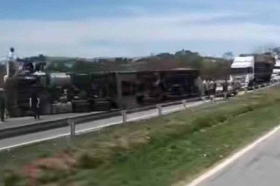 Carreta tomba na BR-381, no Sul de Minas, na manhã deste domingo (28/9) e causa congestionamento -  (crédito: Redes sociais)