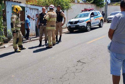 Corpo de Bombeiros debelou o incêndio na manhã deste domingo (28/9), no Bairro Santa Cruz, em BH, e PM prendeu suspeita de atear fogo na casa -  (crédito: CBMMG/Divulgação)