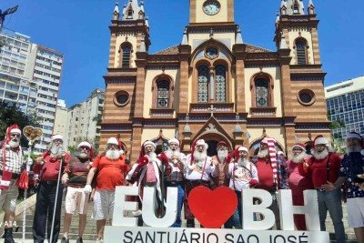 Papais noéis reunidos antes de caminhar pela Feira Hippie -  (crédito: Divulgação)