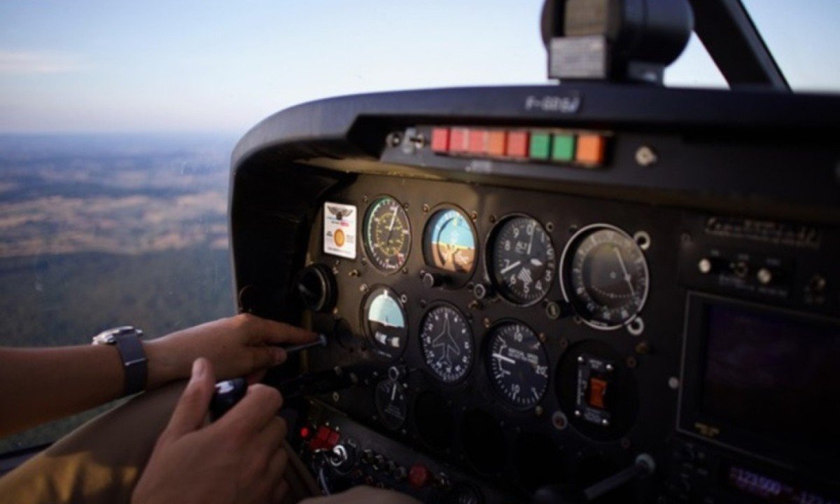 É como se aplaudíssemos um maestro por sua capacidade de reger uma sinfonia e, em seguida, esperássemos que ele pilotasse um jato com a mesma maestria -  (crédito: Freepik)