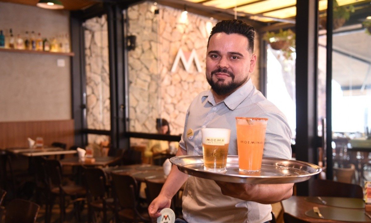 Inspirado pela família, também de garçons, Weslander Dias não pretende abandonar a área, mas, sim, abrir um bar ou restaurante