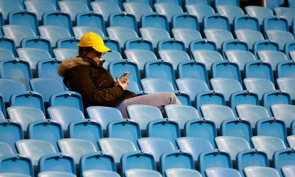 Embora pareça paradoxal, o fato de estar sempre conectado em redes sociais pode aumentar a sensação de isolamento -  (crédito: SILVIO AVILA / AFP)