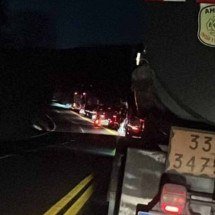 Acidentes com carreta, ônibus e caminhão têm uma morte e travam BR-381 - Reprodução/Redes sociais