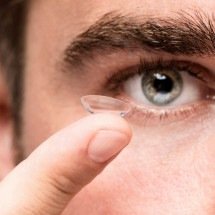 Perigo nos olhos: uso correto de lentes de contato previne doenças oculares - Freepik