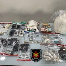 Ex-mulher de líder de gangue e filhos são presos com droga, munição e armas - Divulgação/Polícia Militar