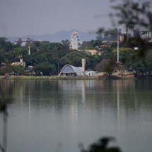 Obra interdita trecho em uma das principais avenidas da Pampulha - Leandro Couri/EM.D.A.Press