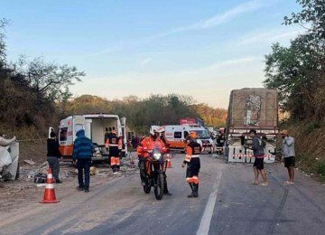 Caminhão com pedras de granito tombou e motorista morreu na hora -  (crédito: Reprodução/Redes sociais)