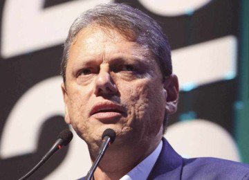 A um ano da eleição, Tarcísio espera aval de Bolsonaro para decidir se será candidato -  (crédito: Platobr Politica)