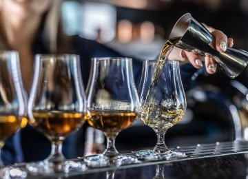 Algumas doses de bebida alcoólica clandestina que contenham a substância podem ser letais -  (crédito: Getty Images)
