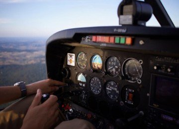 É como se aplaudíssemos um maestro por sua capacidade de reger uma sinfonia e, em seguida, esperássemos que ele pilotasse um jato com a mesma maestria -  (crédito: Freepik)