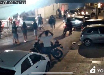 A Polícia Militar encontrou o local lotado e dois corpos sem vida caídos no chão -  (crédito: Reprodução/Redes sociais)
