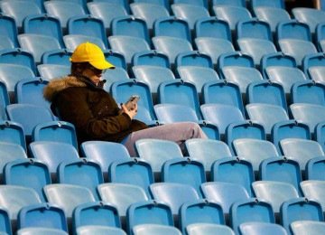 Embora pareça paradoxal, o fato de estar sempre conectado em redes sociais pode aumentar a sensação de isolamento -  (crédito: SILVIO AVILA / AFP)