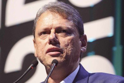 A um ano da eleição, Tarcísio espera aval de Bolsonaro para decidir se será candidato -  (crédito: Platobr Politica)