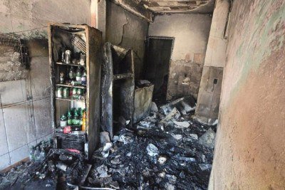 Cozinha foi completamente destruída pelas chamas, mas, felizmente, imóvel não sofreu danos estruturais aparentes -  (crédito: CBMMG/Divulgação)