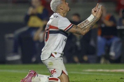 O São Paulo segue com um momento complicado na temporada. Na noite desta segunda-feira (29), o Tricolor perdeu para o Ceará, a quarta derrota consecutiva na temporada. O Morumbis registrou o pior público do ano e teve muitos protestos na arquibancada. Confira como o Jogada10 avaliou os jogadores tricolores. Foto: Rubens Chiri/São Paulo -  (crédito: Rubens Chiri/São Paulo)