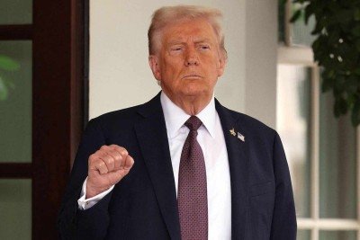 Trump na Casa Branca levanta o braço direito e fecha o punho; presidente dos EUA segue com a política de taxação de negócios diversos -  (crédito: WIN MCNAMEE / GETTY IMAGES NORTH AMERICA / Getty Images via AFP)