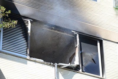 Fumaça ainda saia do apartamento pela manhã desta segunda-feira (29) -  (crédito: Leandro Couri/EM/D.A.Press)