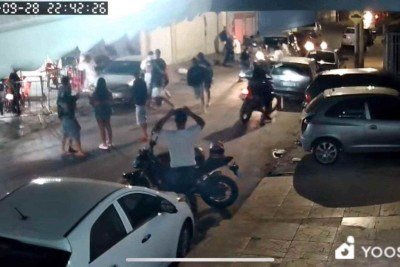 A Polícia Militar encontrou o local lotado e dois corpos sem vida caídos no chão -  (crédito: Reprodução/Redes sociais)