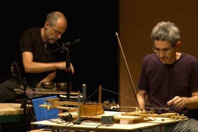 Os músicos Nelson Pimenta e Marcos Moreira tocando instrumentos artesanais
 -  (crédito: Paula Huven/Divulgação)